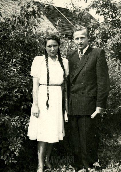 KKE 4553.jpg - Weronika Wojnicz i Czesław Kurmin ze świadectwami maturalnymi, Wilno, 1954 r.